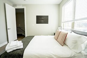 Mile High Lifestyle Townhome in Golden Triangle Rooftop Views