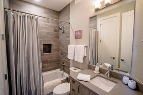 Mile High Lifestyle Townhome in Golden Triangle Rooftop Views