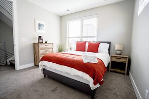 Mile High Lifestyle Townhome in Golden Triangle Rooftop Views