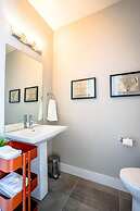 Mile High Lifestyle Townhome in Golden Triangle Rooftop Views