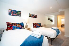 The Meadowlark Manor Spacious Backyard & Hot Tub