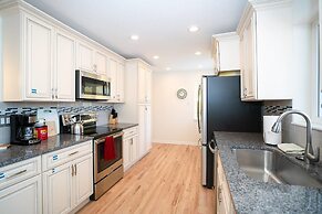 The Meadowlark Manor Spacious Backyard & Hot Tub