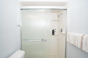 The Meadowlark Manor Spacious Backyard & Hot Tub