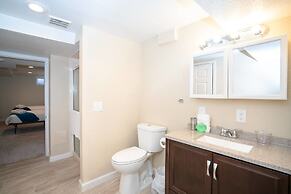 The Meadowlark Manor Spacious Backyard & Hot Tub