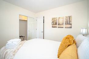 The Meadowlark Manor Spacious Backyard & Hot Tub