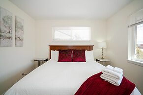 The Meadowlark Manor Spacious Backyard & Hot Tub