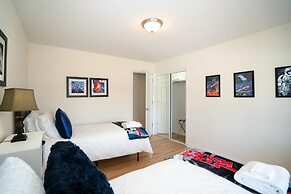 The Meadowlark Manor Spacious Backyard & Hot Tub