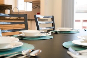 The Meadowlark Manor Spacious Backyard & Hot Tub