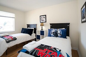 The Meadowlark Manor Spacious Backyard & Hot Tub