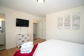 The Meadowlark Manor Spacious Backyard & Hot Tub