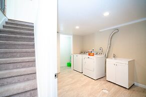 The Meadowlark Manor Spacious Backyard & Hot Tub