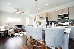 The Beautiful Berkley Homestead Walk to Tennyson