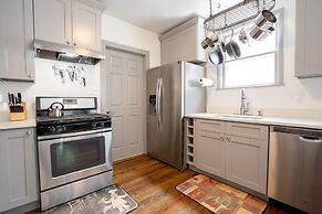 The Beautiful Berkley Homestead Walk to Tennyson