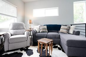 The Beautiful Berkley Homestead Walk to Tennyson