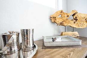 The Beautiful Berkley Homestead Walk to Tennyson