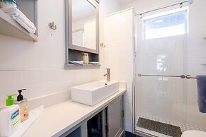 The Beautiful Berkley Homestead Walk to Tennyson