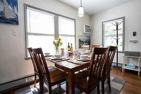 The Beautiful Berkley Homestead Walk to Tennyson