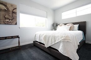 The Beautiful Berkley Homestead Walk to Tennyson