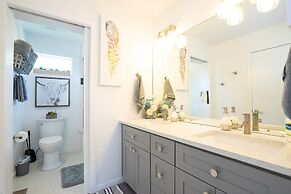 The Beautiful Berkley Homestead Walk to Tennyson