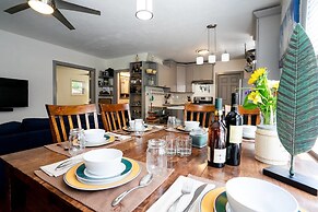 The Beautiful Berkley Homestead Walk to Tennyson