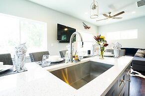 The Beautiful Berkley Homestead Walk to Tennyson