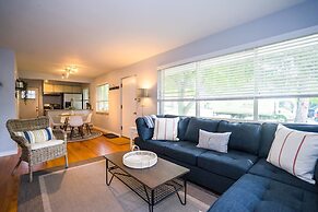 The Denver Den in Mayfair Park Enormous Backyard With Grill Sleeps 7