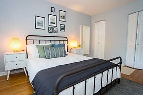 The Denver Den in Mayfair Park Enormous Backyard With Grill Sleeps 7