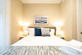 Mid Mod Manor A Sophisticated Townhouse Golden Triangle