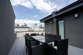 Mid Mod Manor A Sophisticated Townhouse Golden Triangle