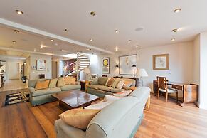 The Brendan Gleeson Suite - hiphipstay