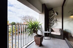 Cleo, 1BDR St Kilda Apartment