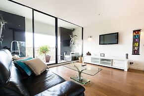 Cleo, 1BDR St Kilda Apartment