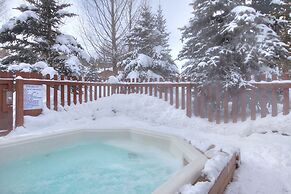 Swans Nest 1601 2 Bedroom Condo by RedAwning