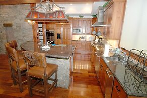 Robason  6 Bedroom Home by RedAwning