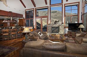 Robason  6 Bedroom Home by RedAwning