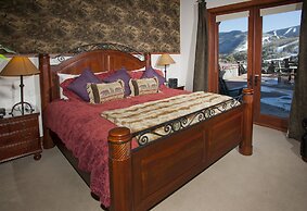 Robason  6 Bedroom Home by RedAwning