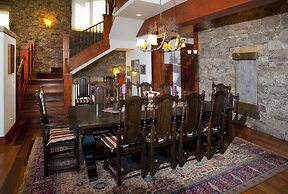 Robason  6 Bedroom Home by RedAwning