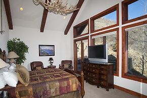 Robason  6 Bedroom Home by RedAwning