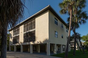 Beachview Condo 2 Bedroom Condo by RedAwning