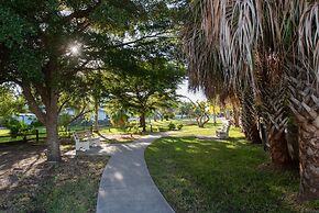 Beachview Condo 2 Bedroom Condo by RedAwning