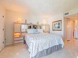 Luxurious Condo with Pool and Hot Tub Just a Walk to the beach by RedA