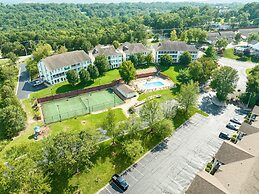 Nature's Mix 2 Bedroom Condo by RedAwning