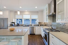 Hillside Haven 4 Bedroom Home by RedAwning