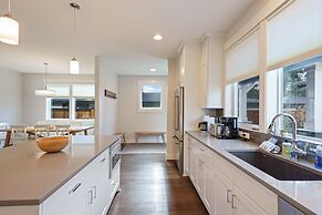 Hillside Haven 4 Bedroom Home by RedAwning