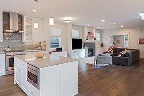 Hillside Haven 4 Bedroom Home by RedAwning