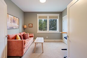 Hillside Haven 4 Bedroom Home by RedAwning