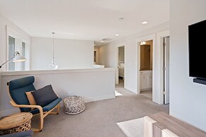 Hillside Haven 4 Bedroom Home by RedAwning