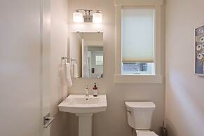 Hillside Haven 4 Bedroom Home by RedAwning