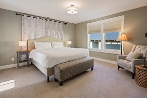 Hillside Haven 4 Bedroom Home by RedAwning