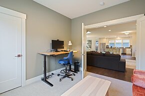 Hillside Haven 4 Bedroom Home by RedAwning